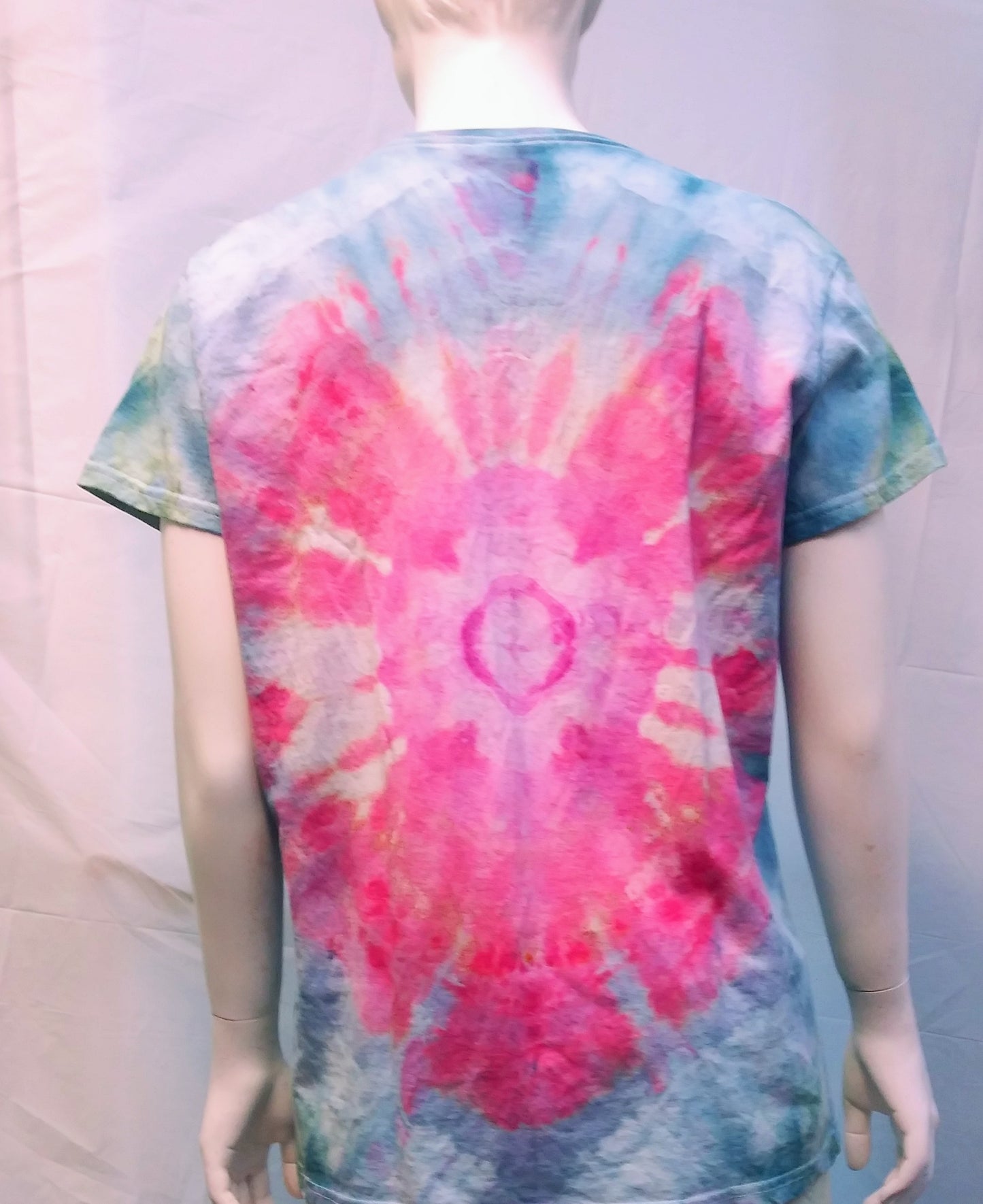 Tie-dyed v-neck t-shirt extra large Gildan