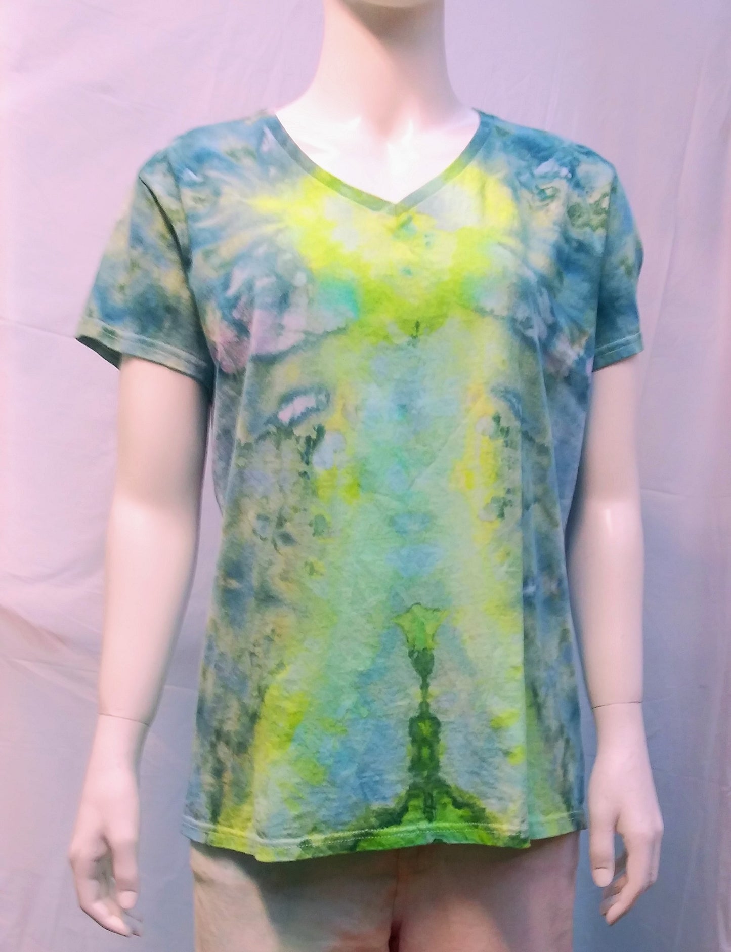 Tie-dyed v-neck t-shirt extra large Gildan