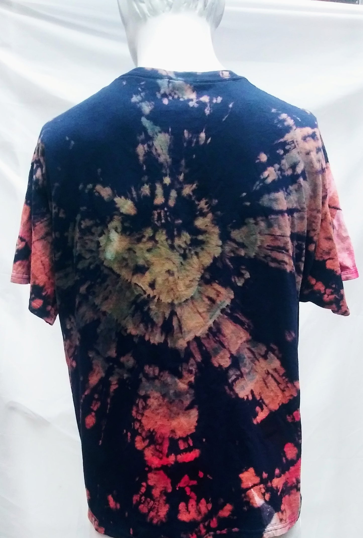 Tie-dyed extra large Gildan pocket t-shirt