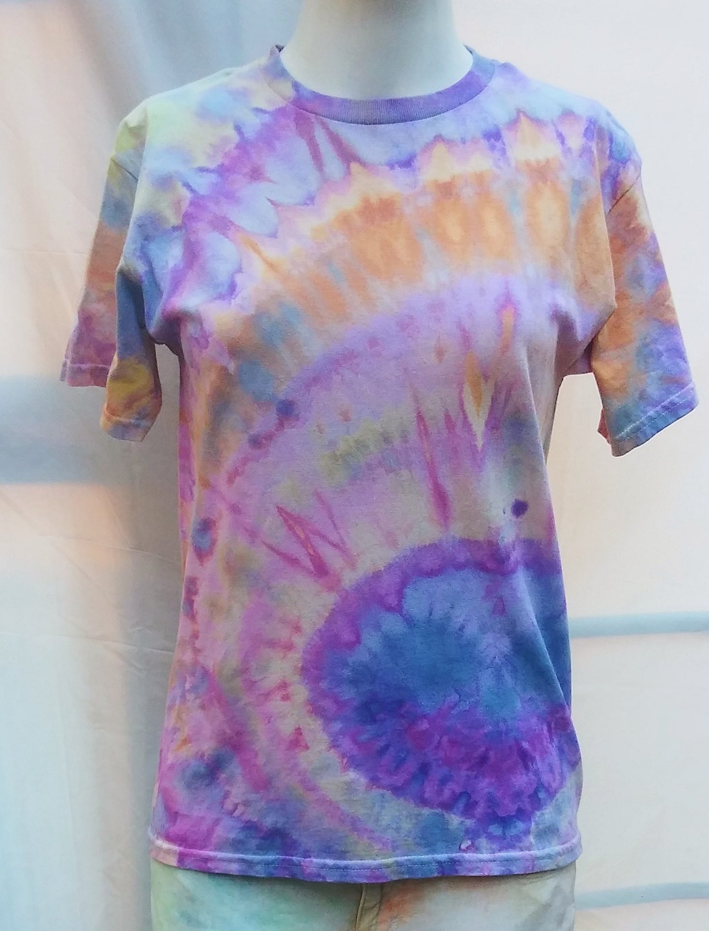 Tie-dyed youth large Gildan t-shirt. #1208