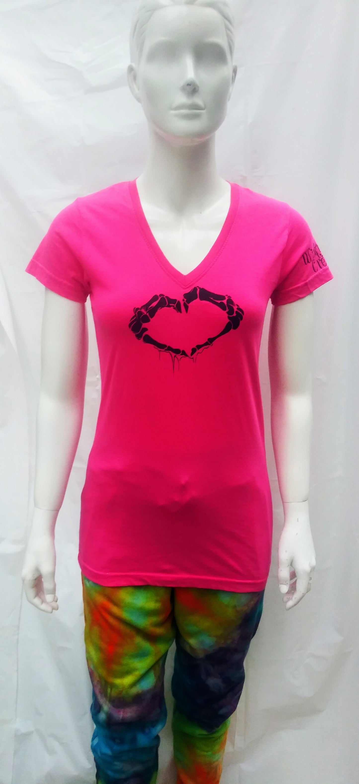 Heart-shaped skull hands t-shirt